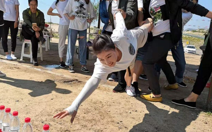 不朽情缘光彩举办沙漠拓展活动 